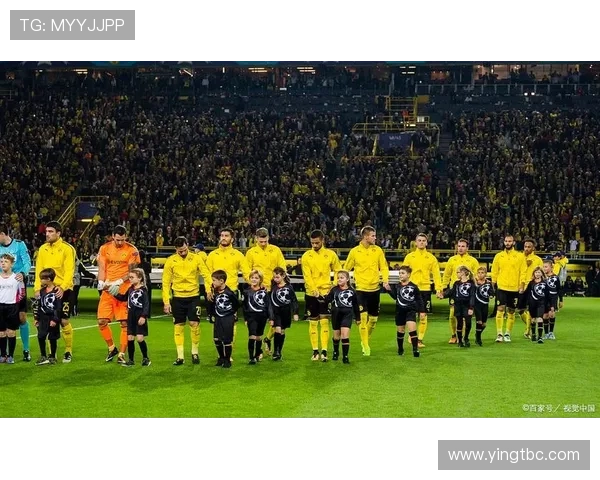 足球明星同框对决精彩纷呈球场上的巅峰对决引发热烈关注与期待